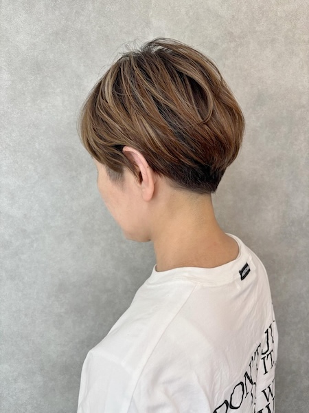 広島市安佐南区緑井の美容室tomarigiの大人ベリーショートカット、ブラウンカラーの女性ショートヘアスタイル